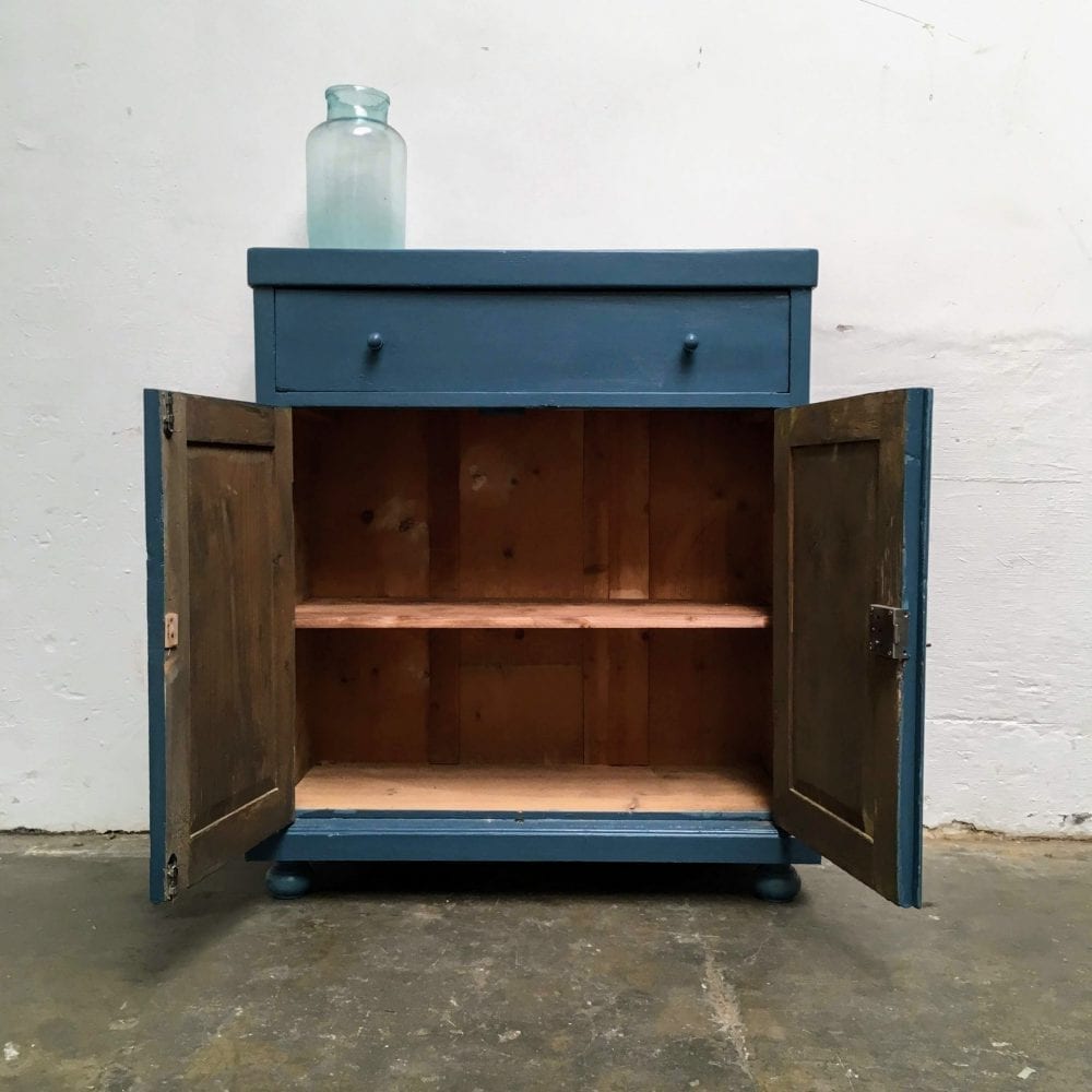 Blauwe onderkast commode met open deuren