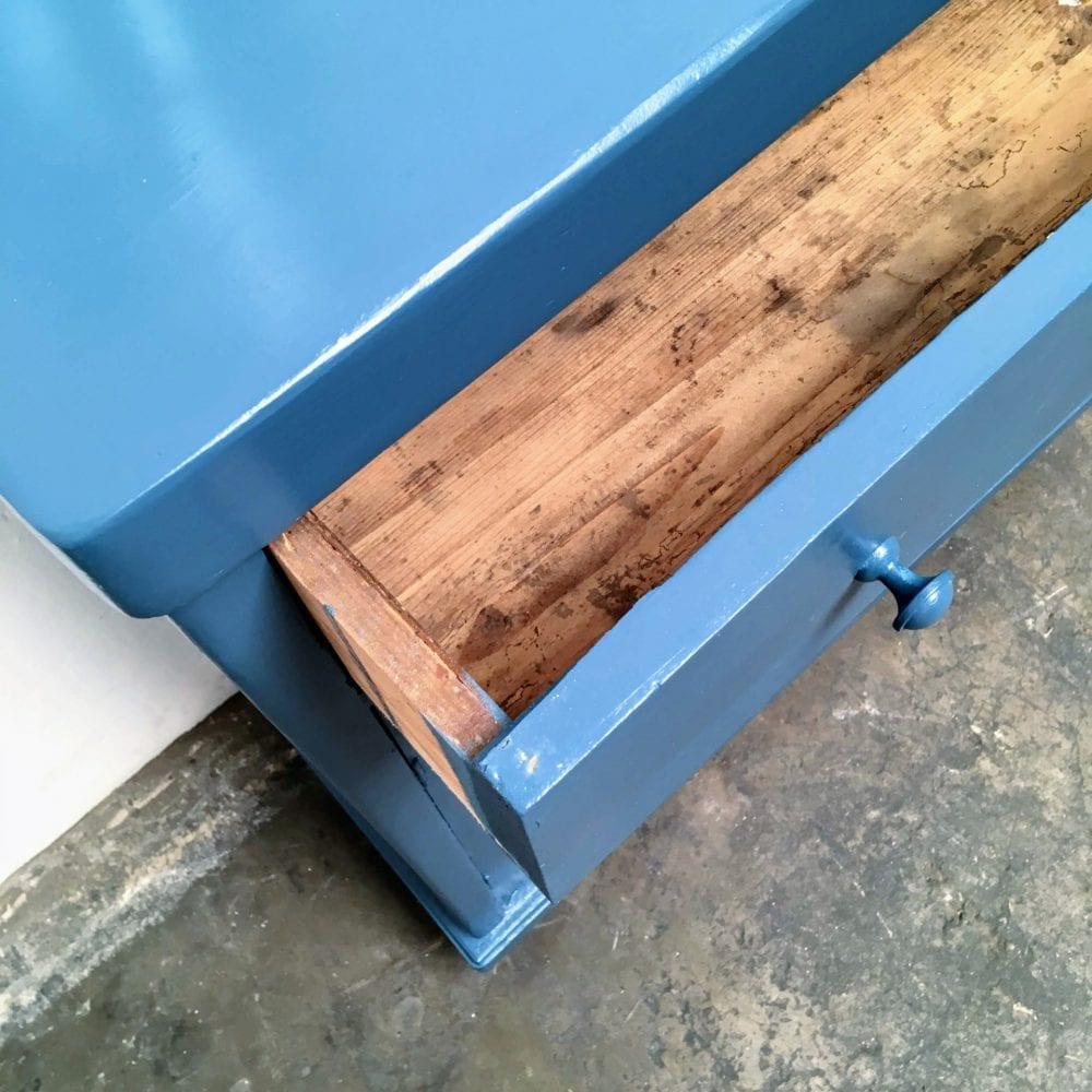 Blauwe onderkast commode detail lade