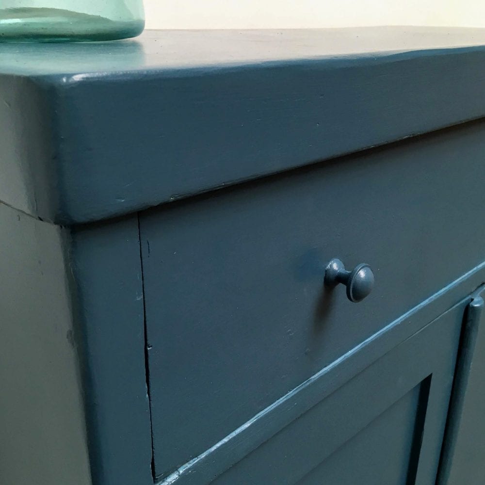 Blauwe onderkast commode detail knop