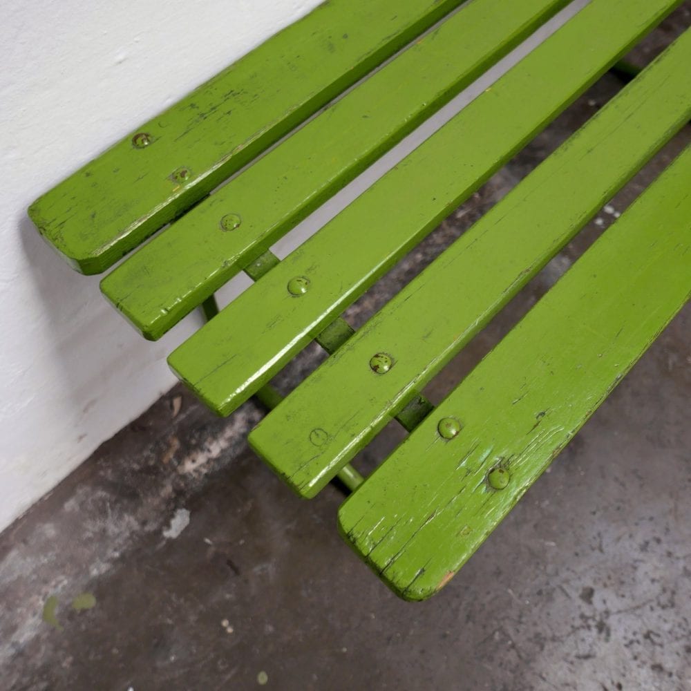 Groene houten tuinbanken