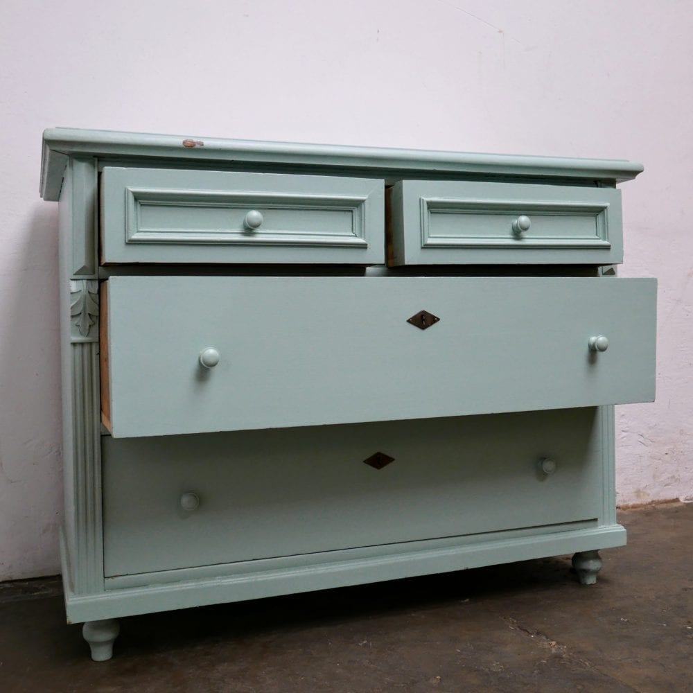 Mint kleurige commode of onderkast