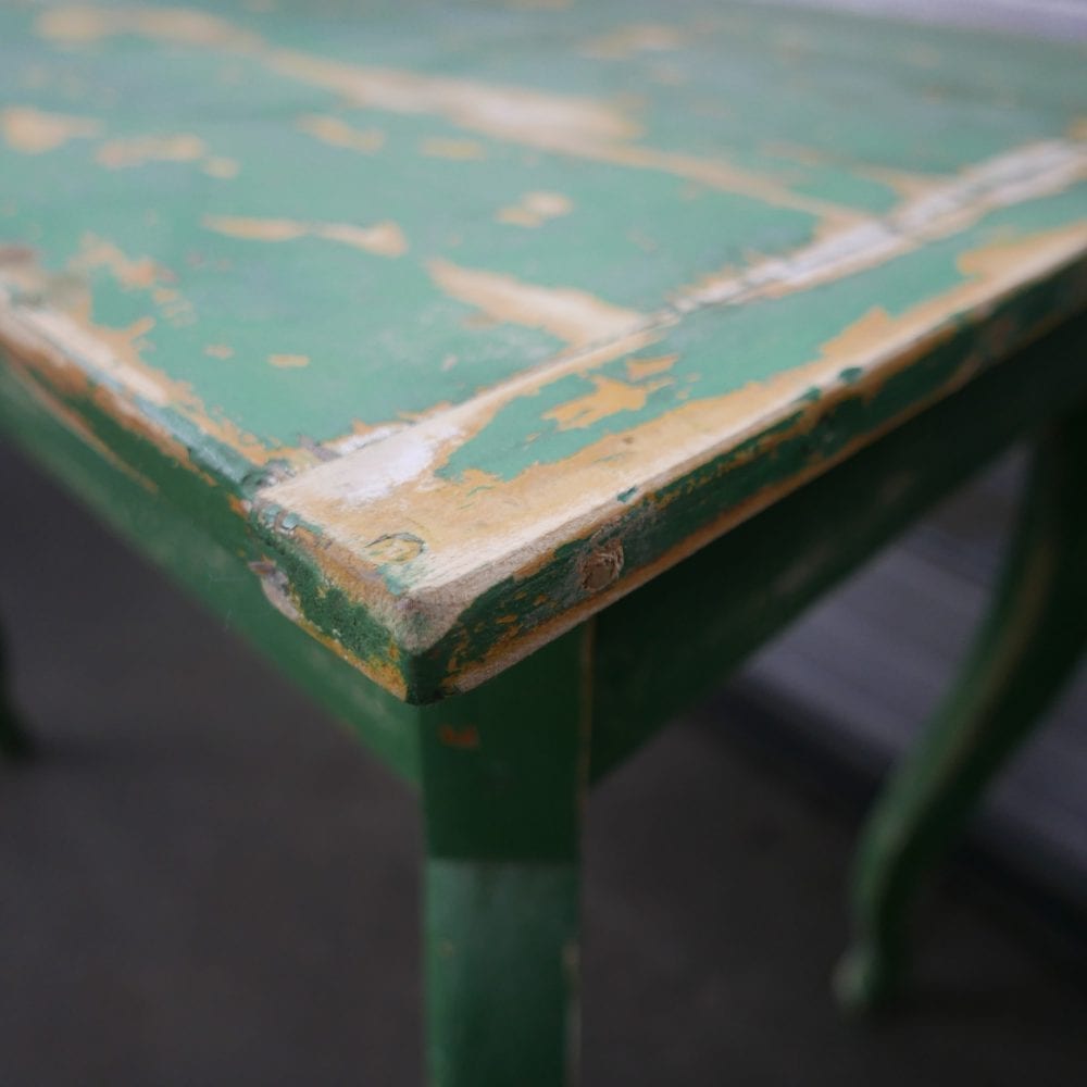 groene houten tafel