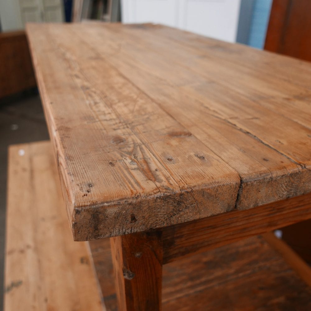 Houten tafel met onderblad