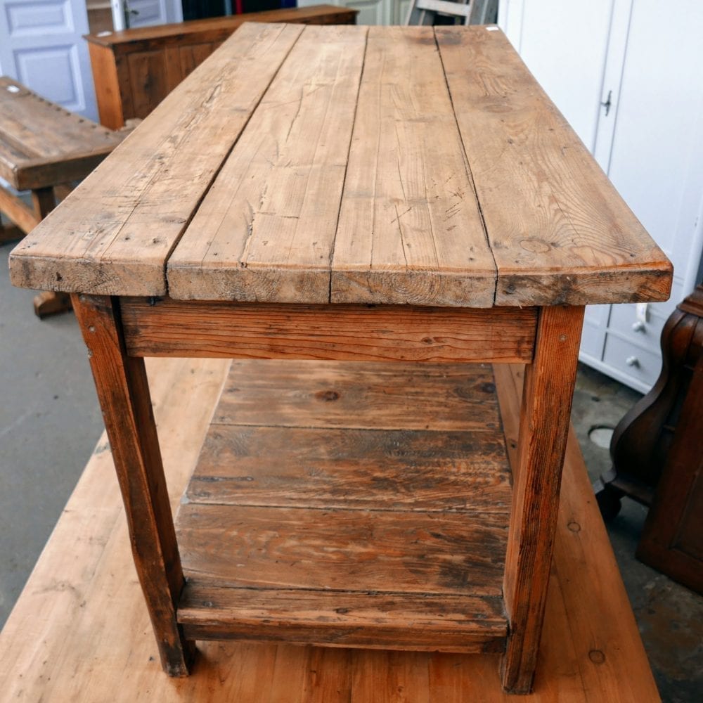 Houten tafel met onderblad