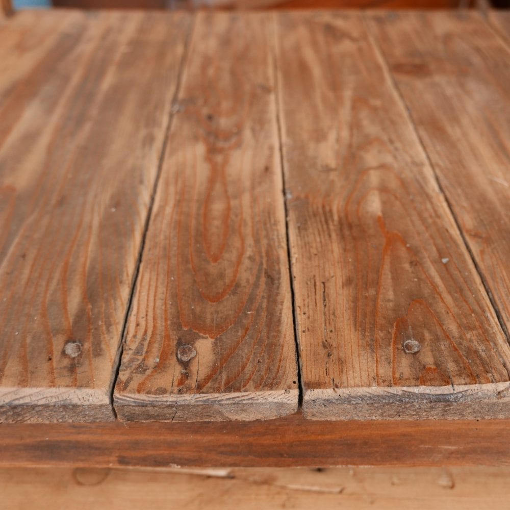 Houten tafel met onderblad