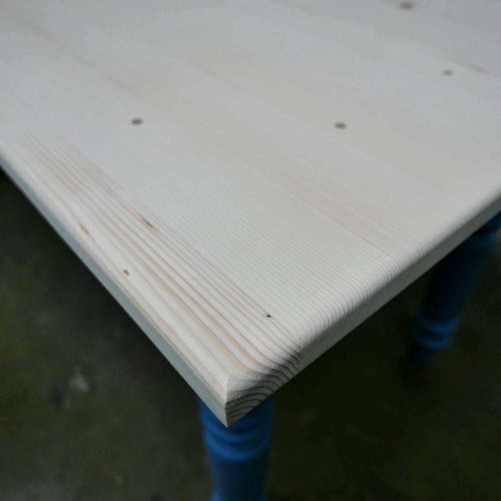 blauwe houten tafel