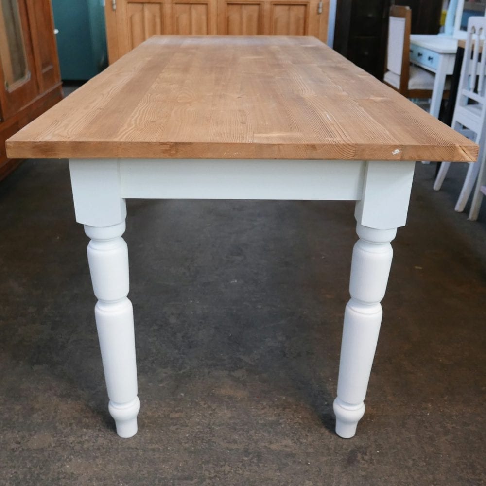 witte houten tafel