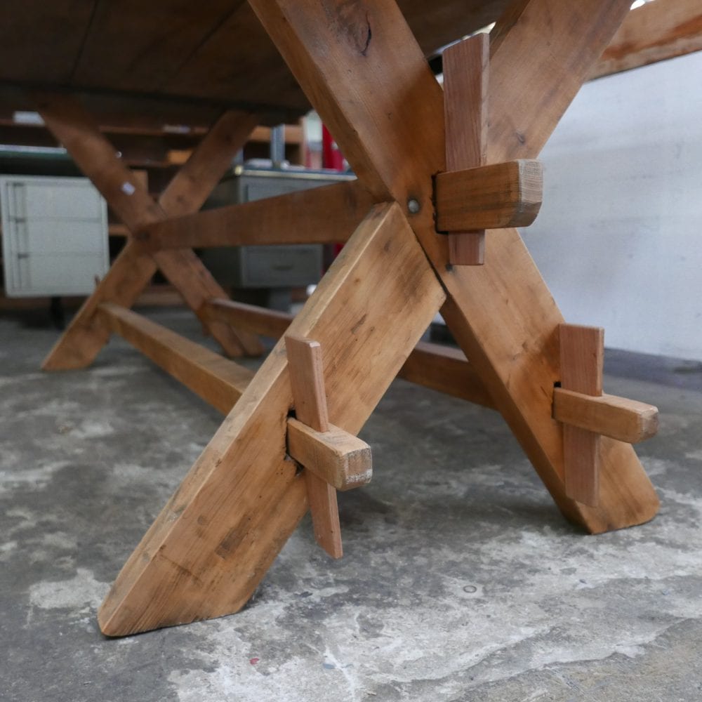 houten kruispoot tafel