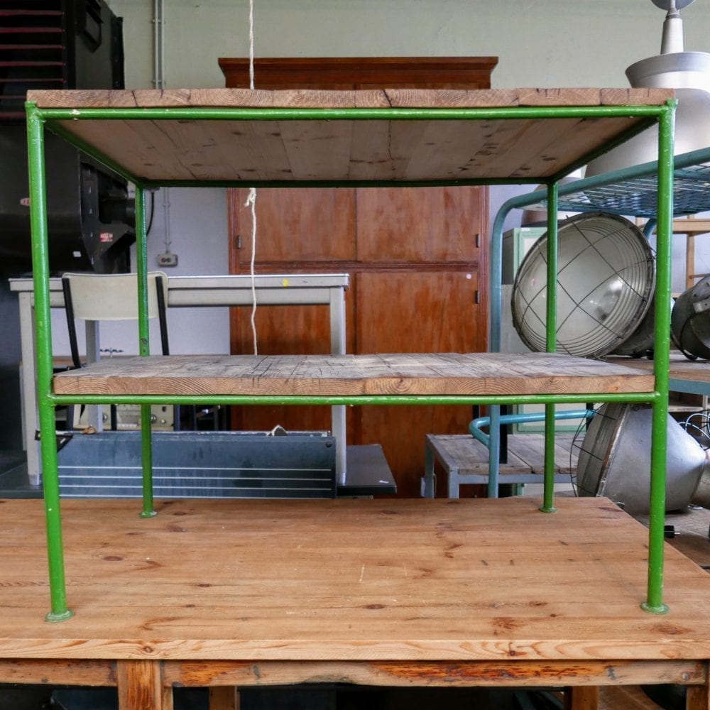 groen metalen tafel met onderblad