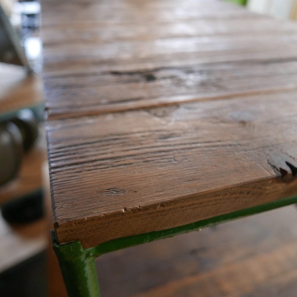 groen metalen tafel met onderblad