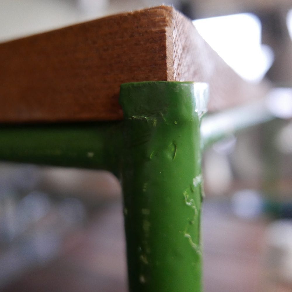 groen metalen tafel met onderblad