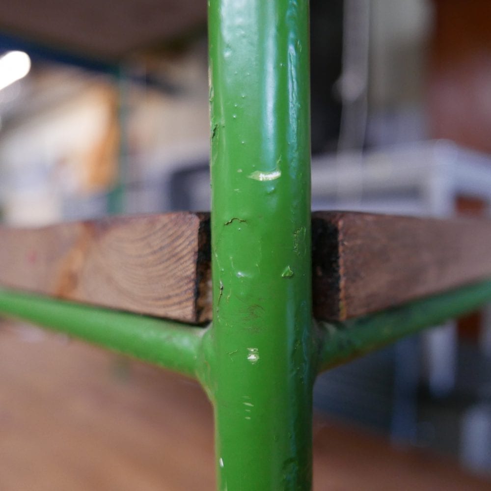 groen metalen tafel met onderblad