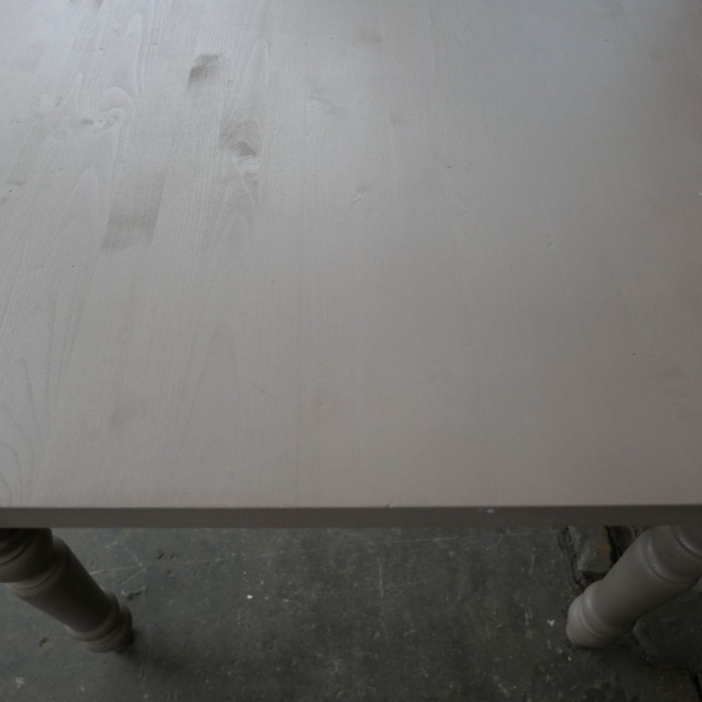 Grijze houten eettafel