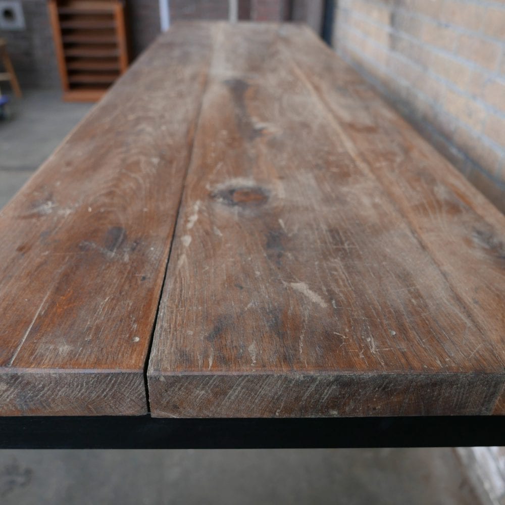 Industriële tafel met dik houten blad