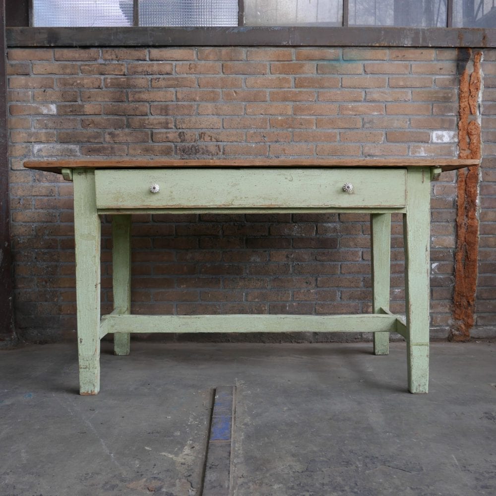 Groene eettafel met lade