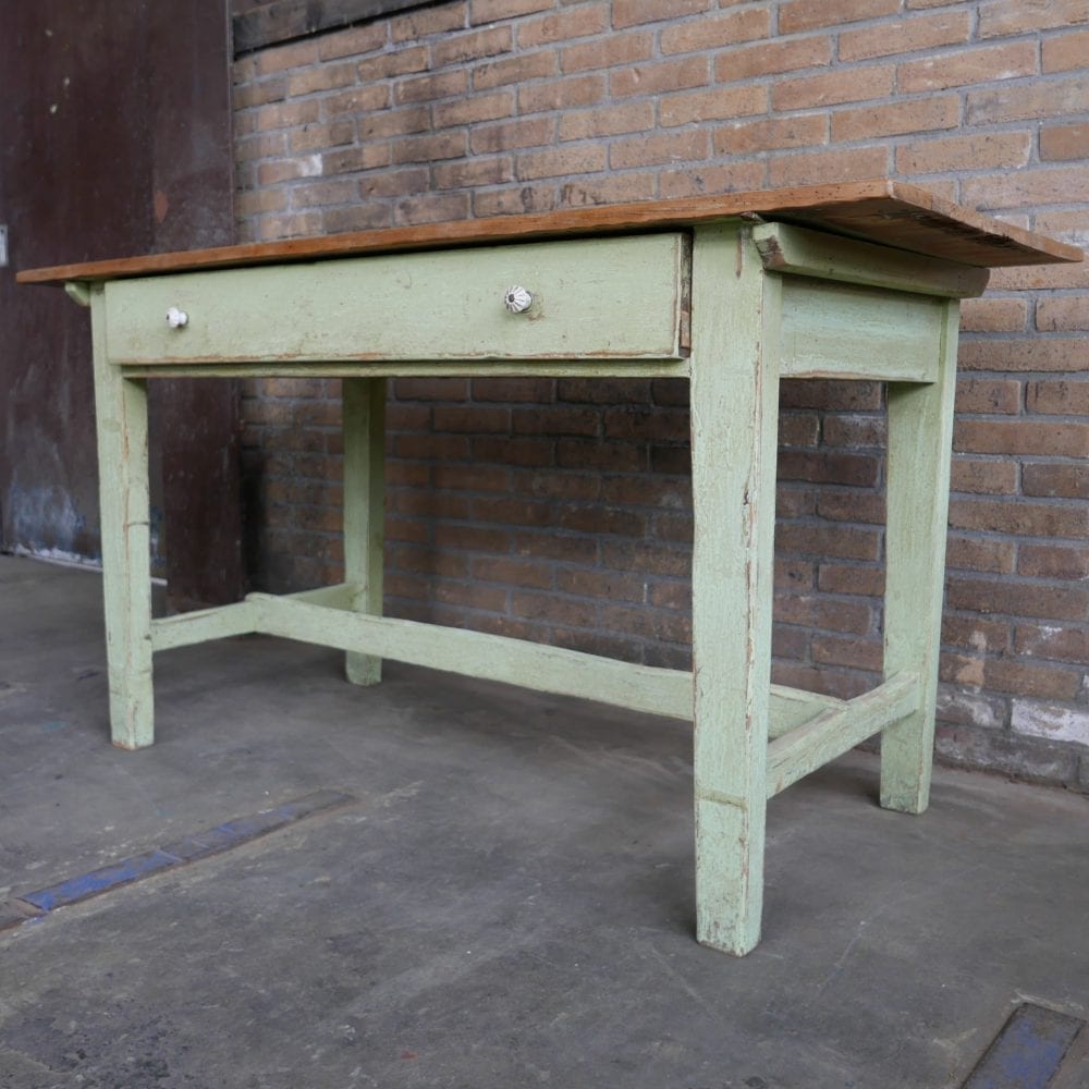 Groene eettafel met lade