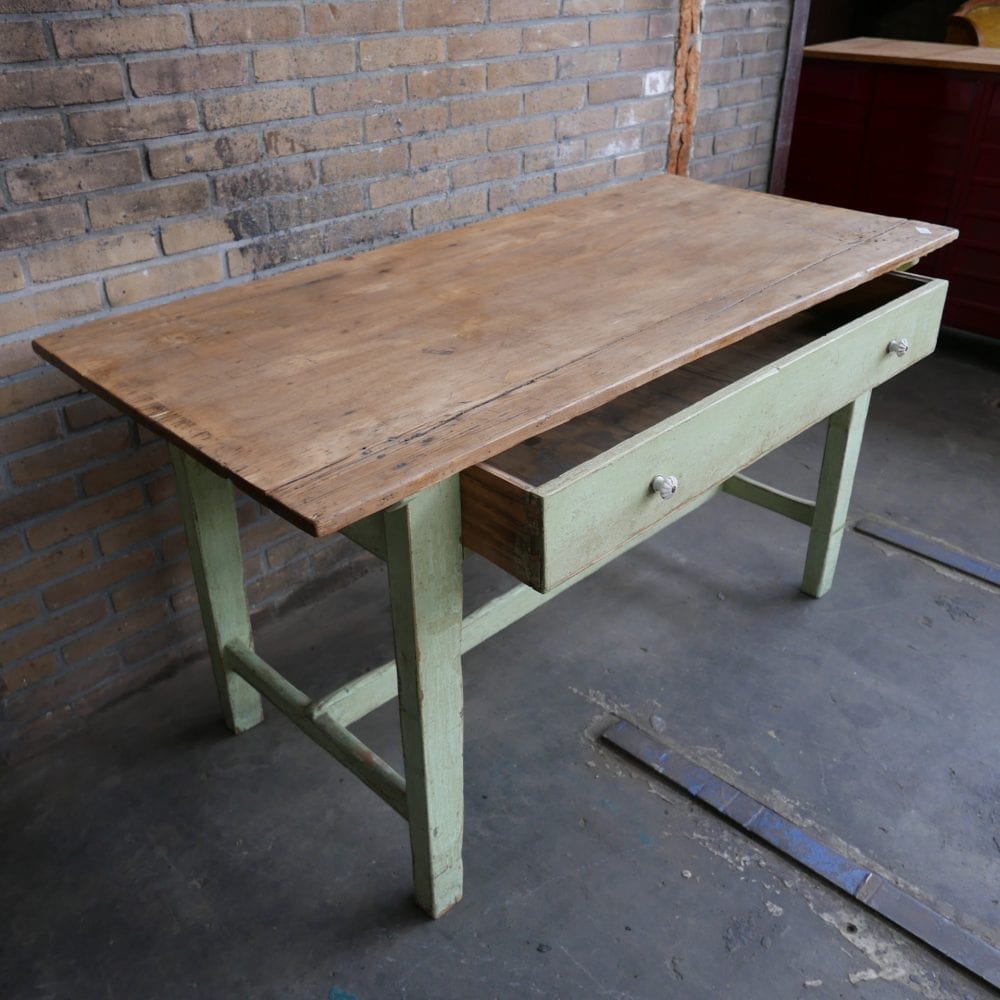 Groene eettafel met lade