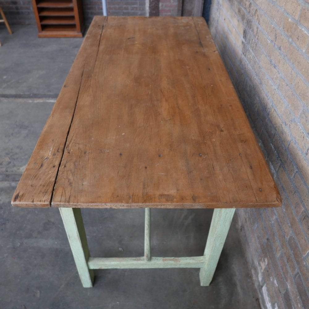 Groene eettafel met lade