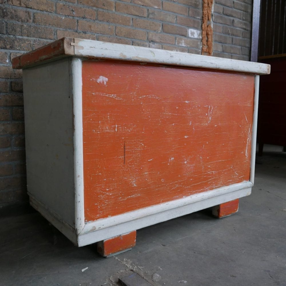 oranje houten kist