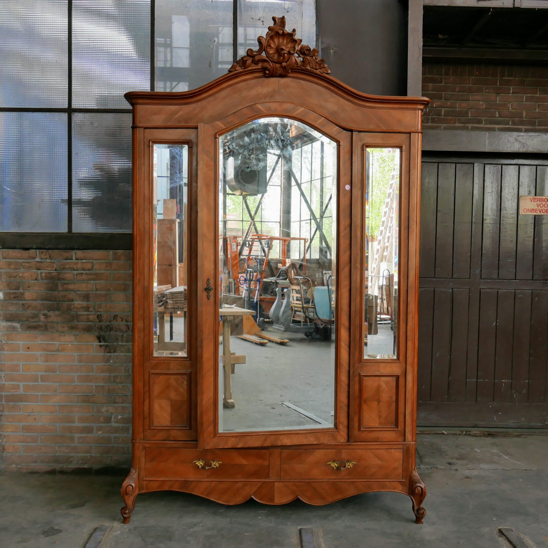 Antieke spiegelkast met kuif Van Dijk & Ko