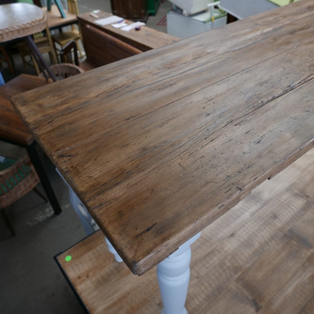 Lichtblauwe eettafel