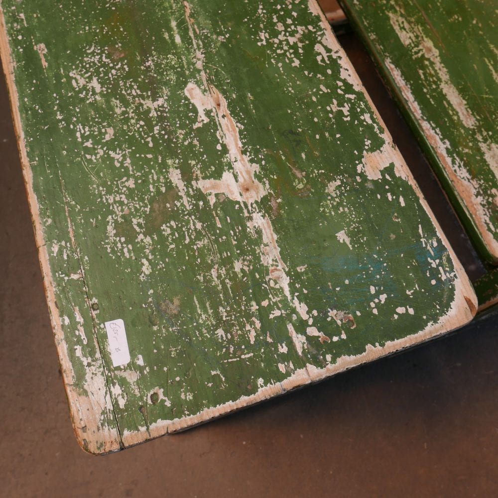 Groen houten schoolbankje