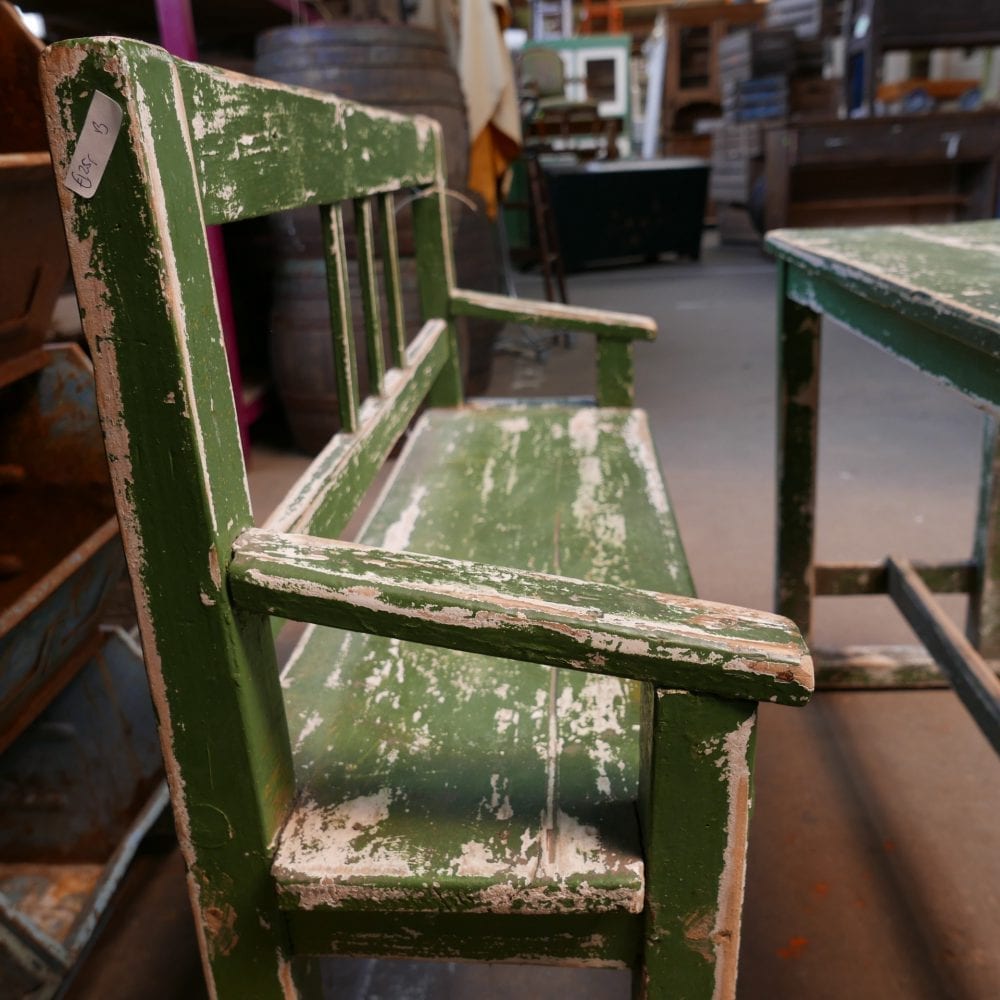 Groen houten schoolbankje