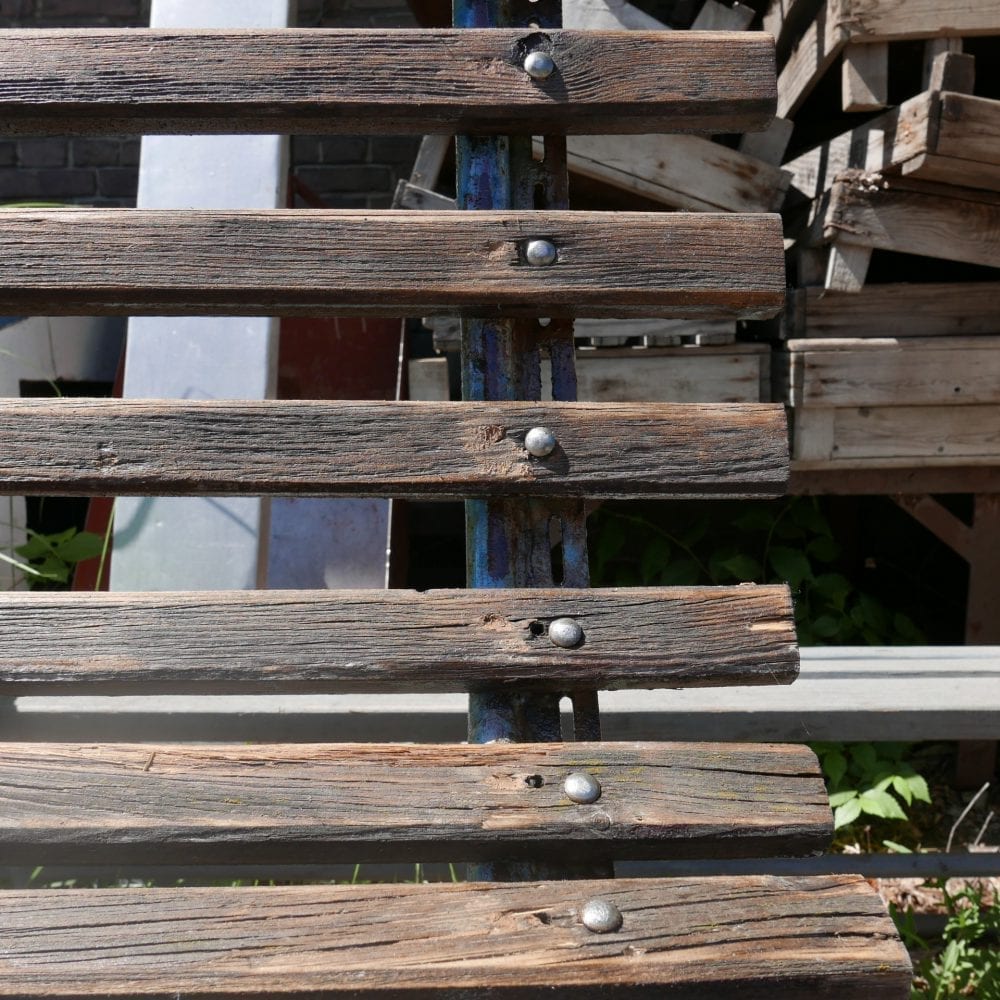 Houten latjes tuinbank met blauwe frame