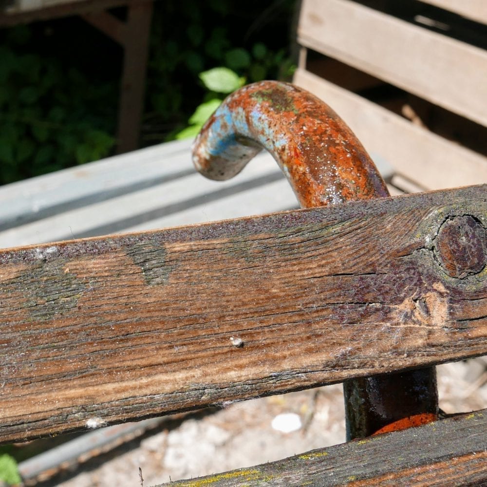 Houten latjes tuinbank met blauwe frame