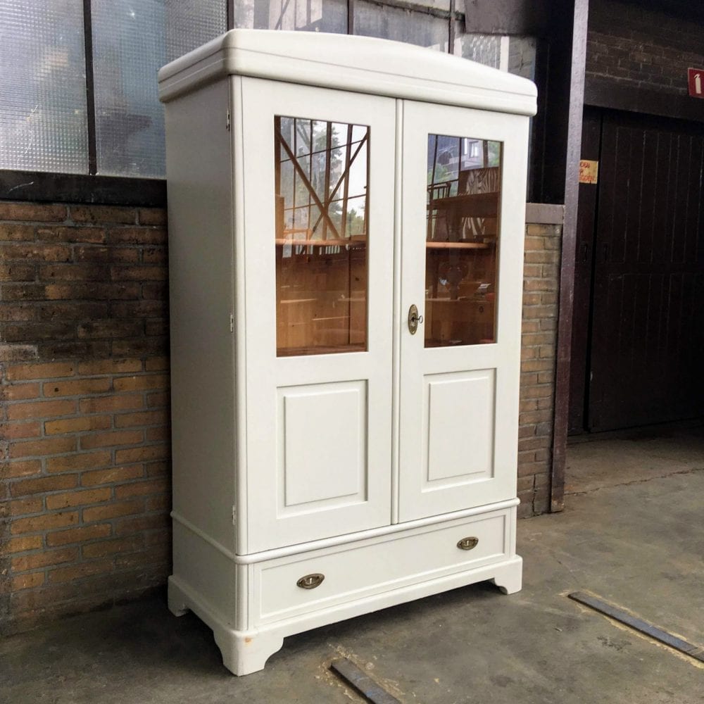 witte houten vitrinekast