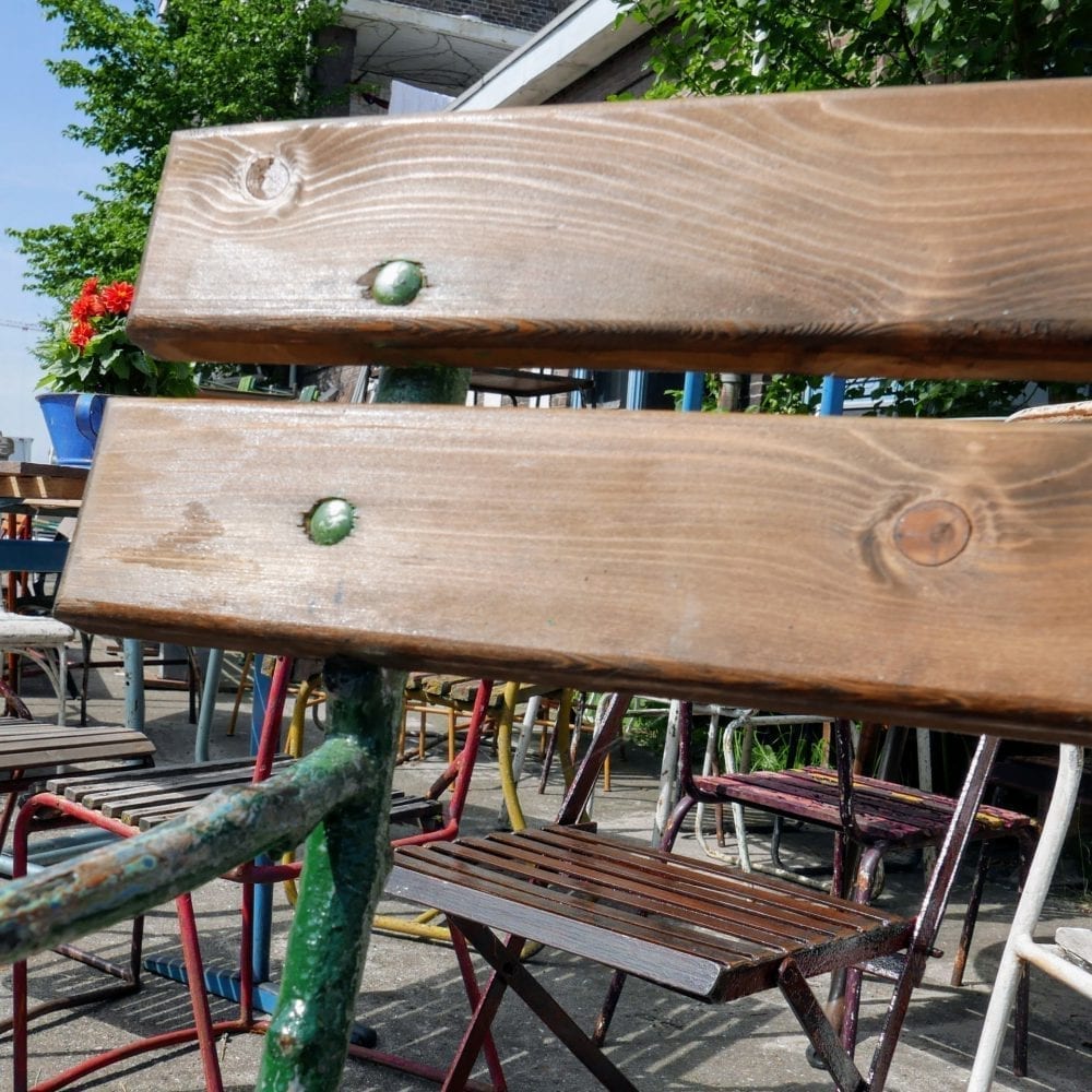 Groen metalen tuinbank met hout