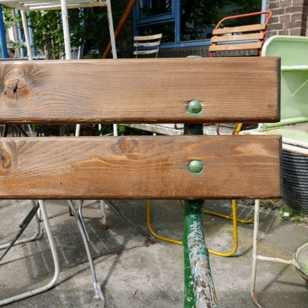 Groen metalen tuinbank met hout