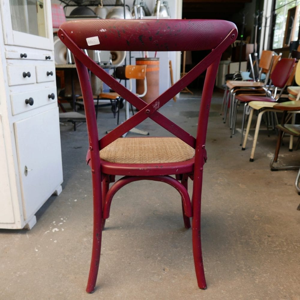 Rode rieten stoelen