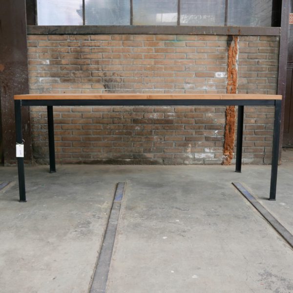 Industriële metalen tafel