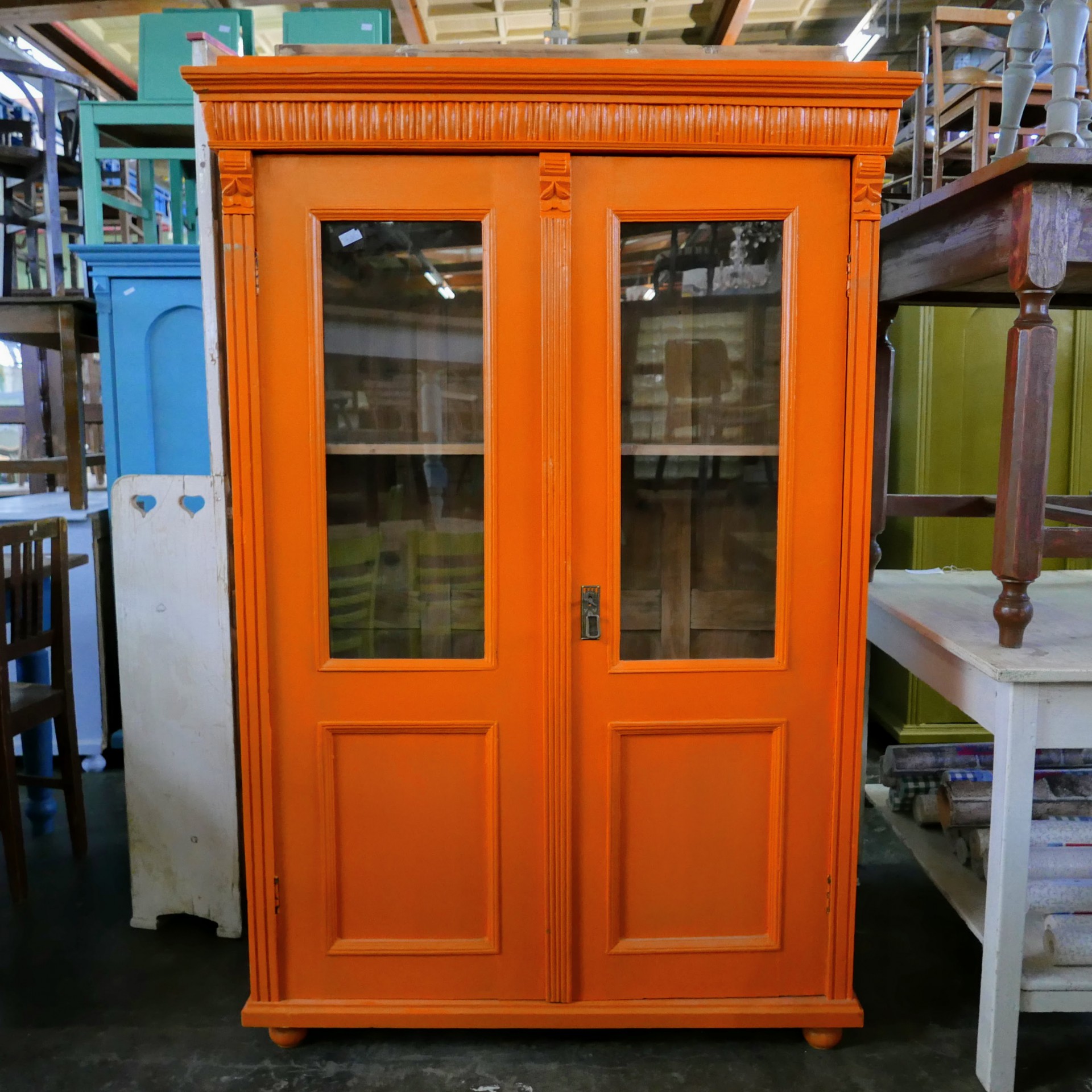 Bijbel voering Ritueel Oranje houten vitrinekast » Van Dijk & Ko
