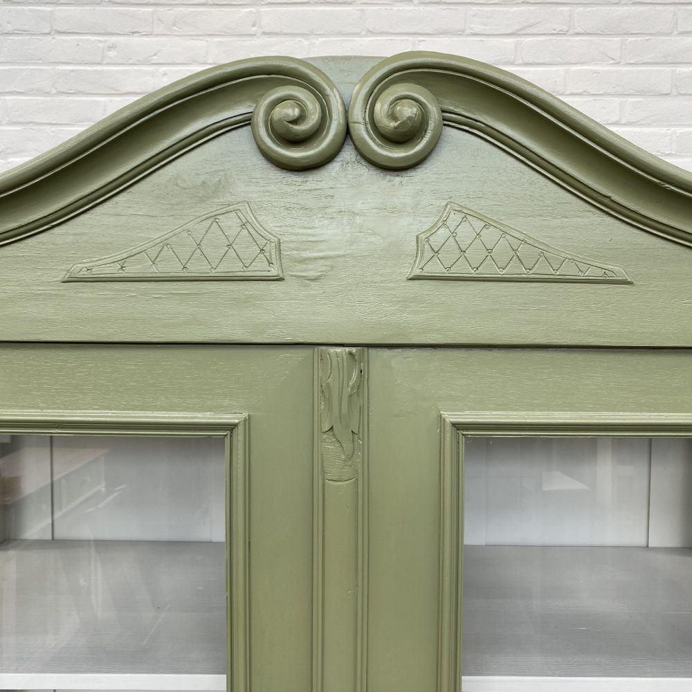 Groene houten vitrinekast