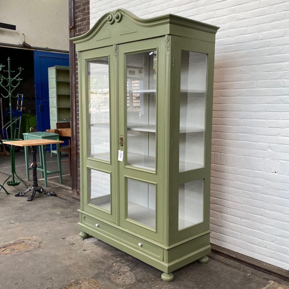 Groene houten vitrinekast