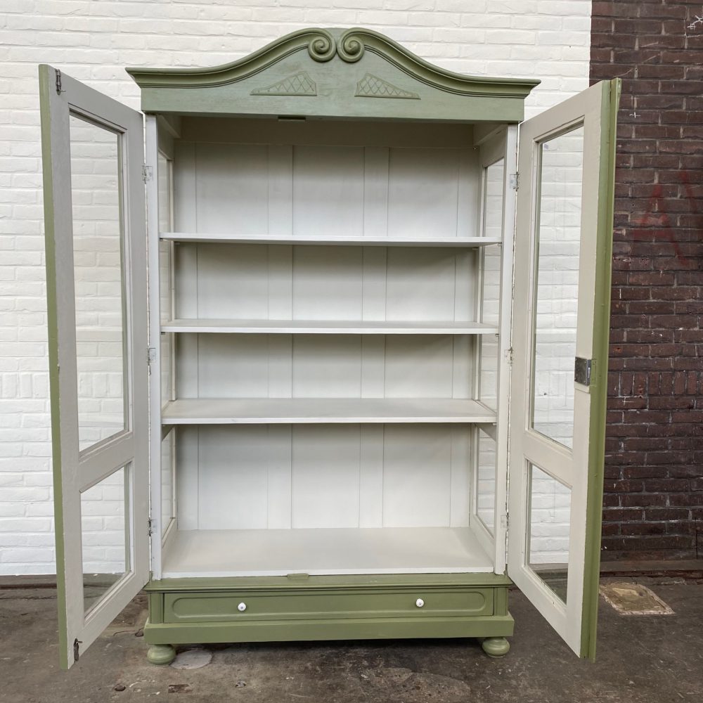 Groene houten vitrinekast