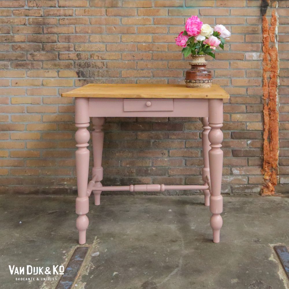 Roze tafel met lade