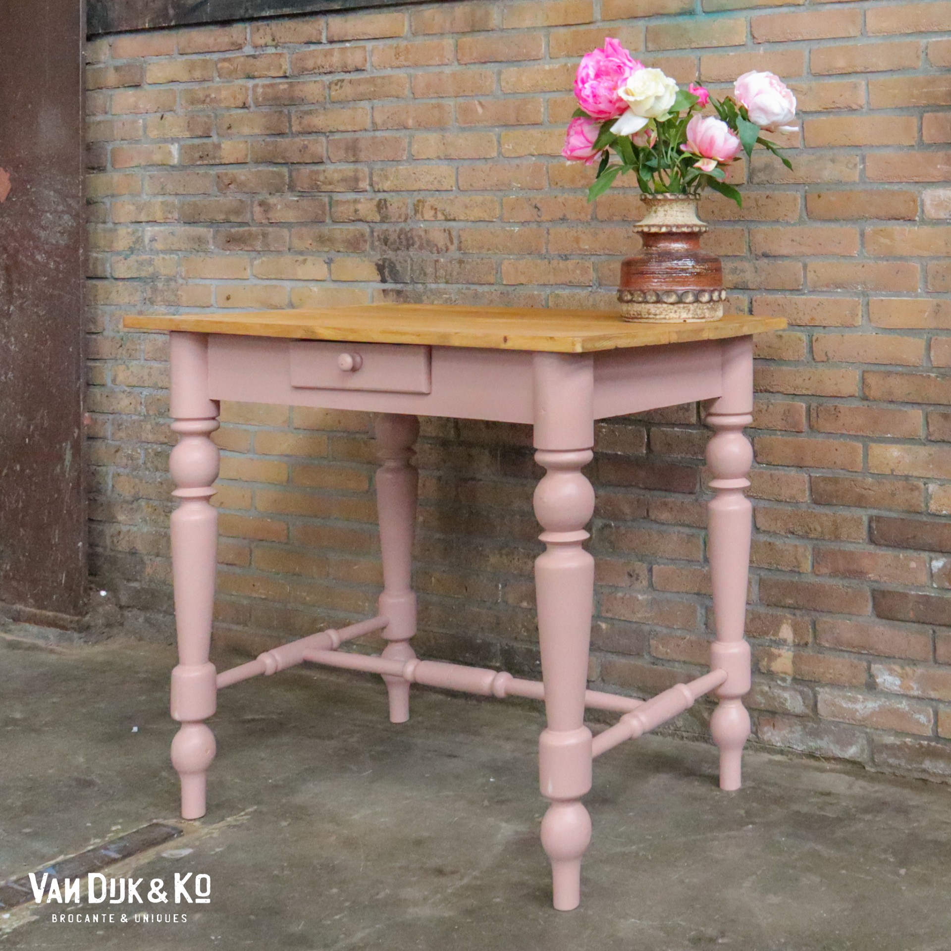 Roze tafel met lade » Van Dijk &amp; Ko