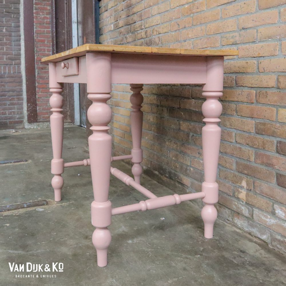 Roze tafel met lade » Van Dijk &amp; Ko