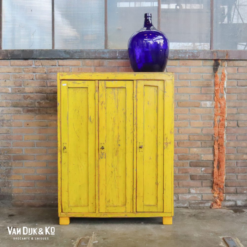 Gele houten lockerkast