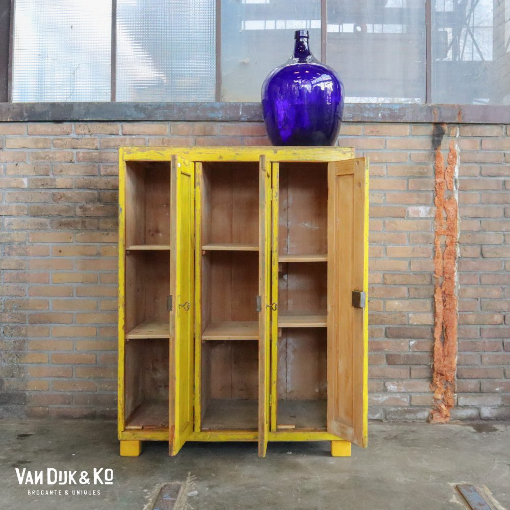 Gele houten lockerkast