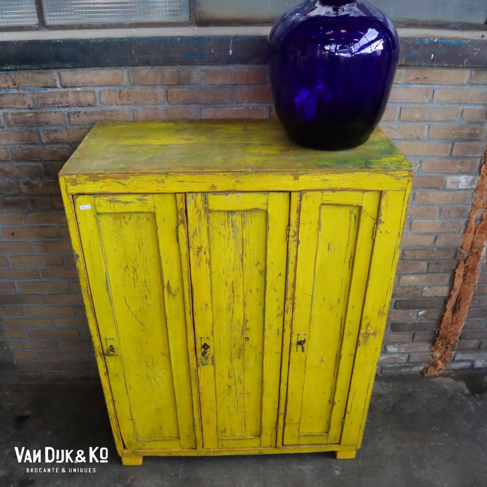 Gele houten lockerkast