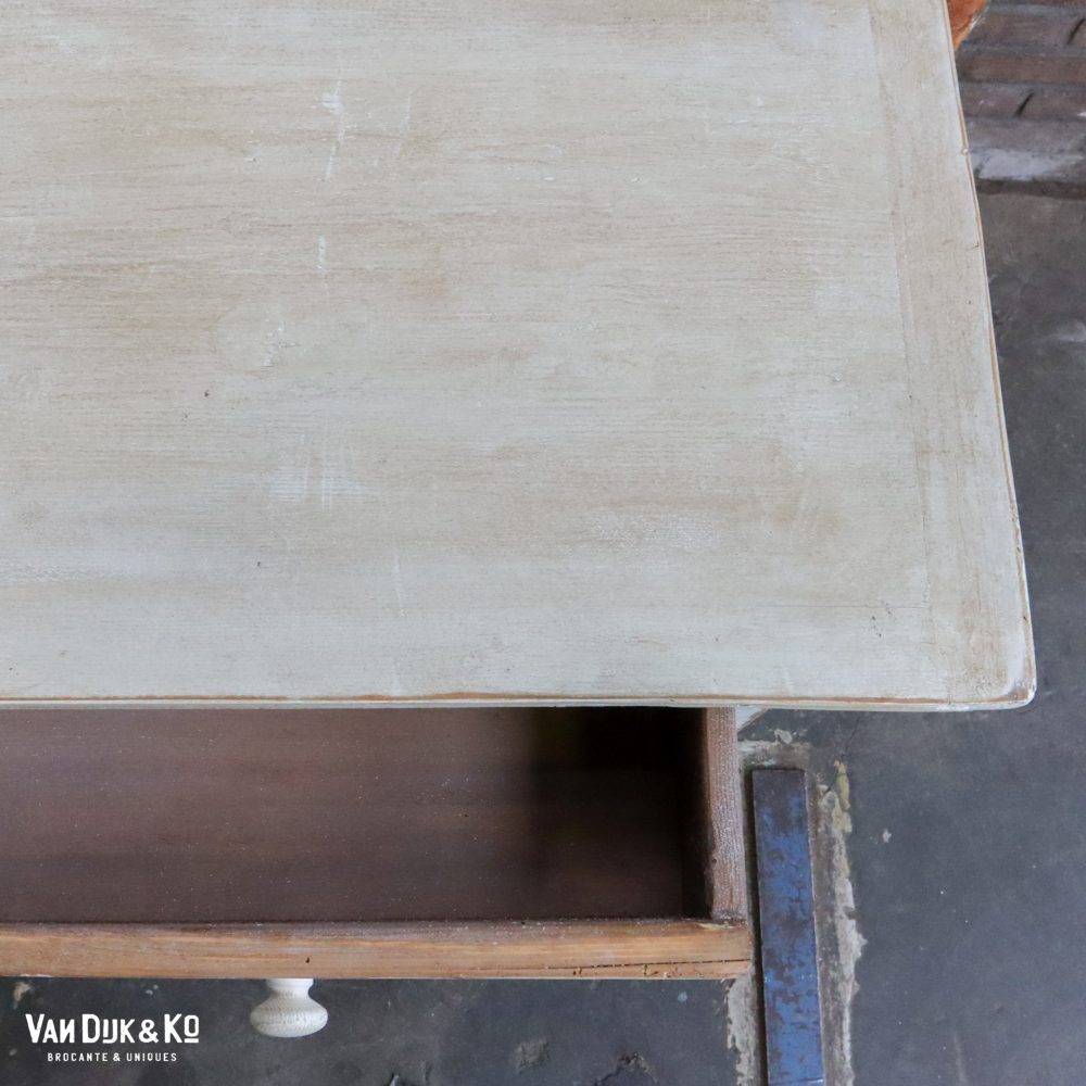 Witte brocante tafel