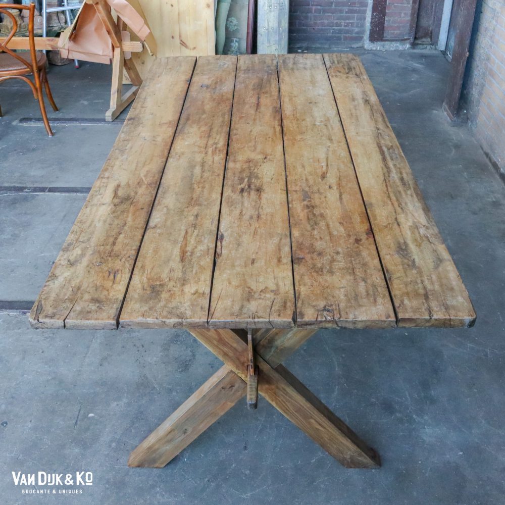 Houten kruispoottafel