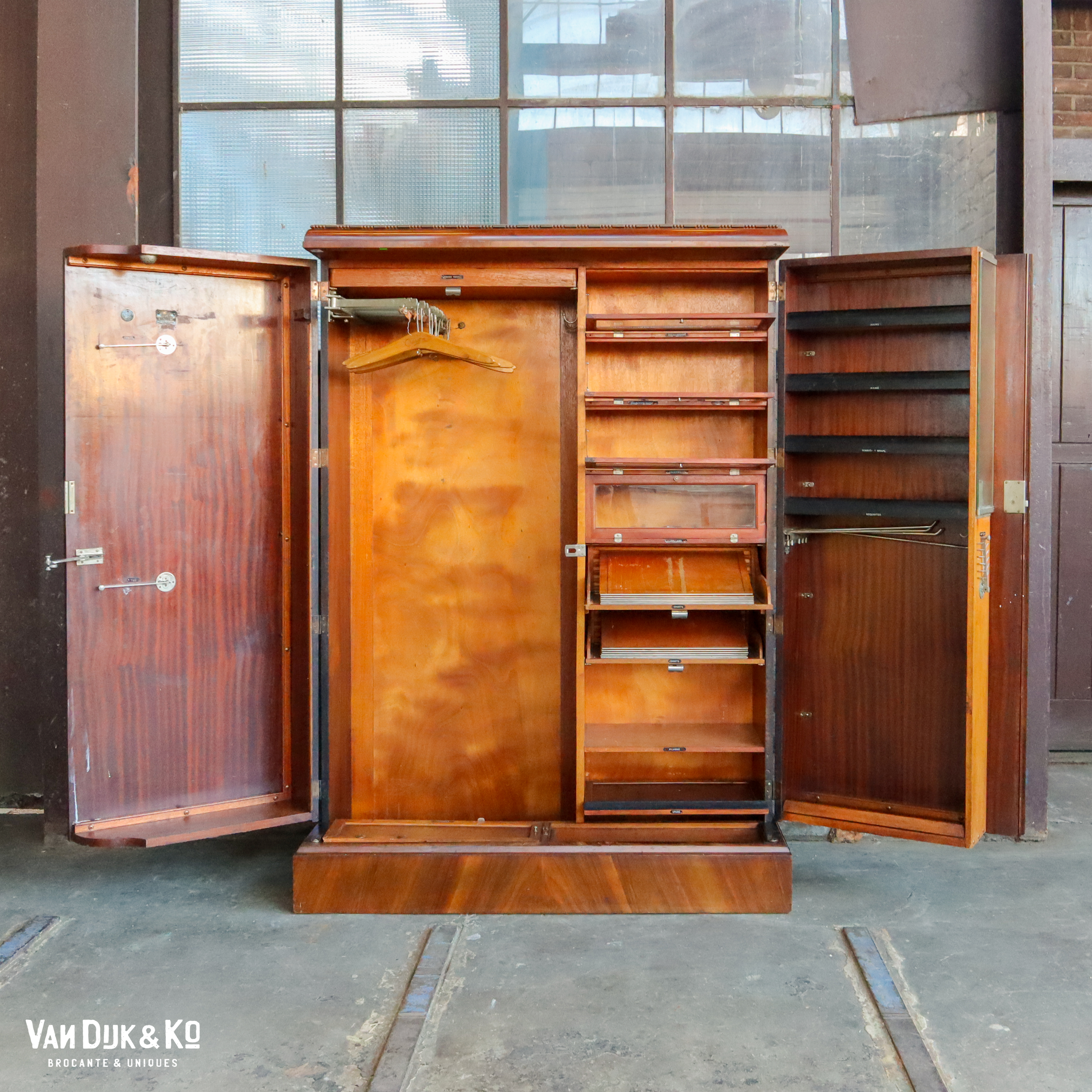 Brig Slapen weigeren Vintage Art Deco kledingkast » Van Dijk & Ko