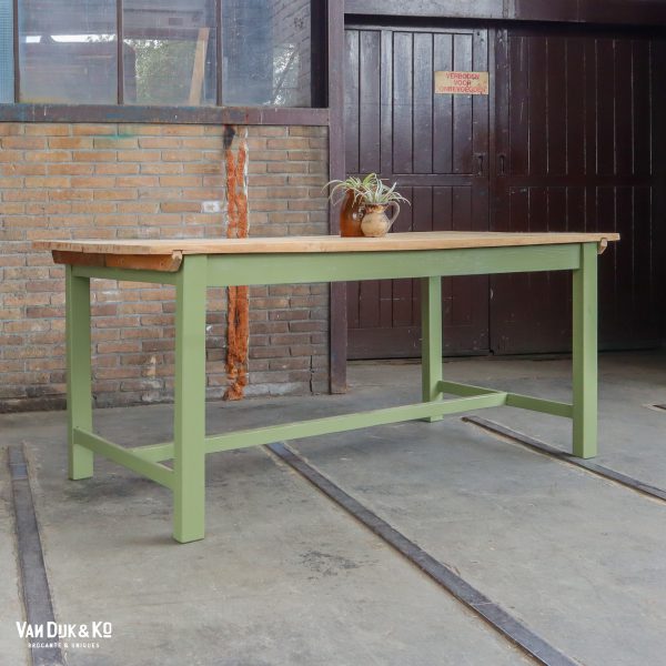 Houten tafel met groen onderstel