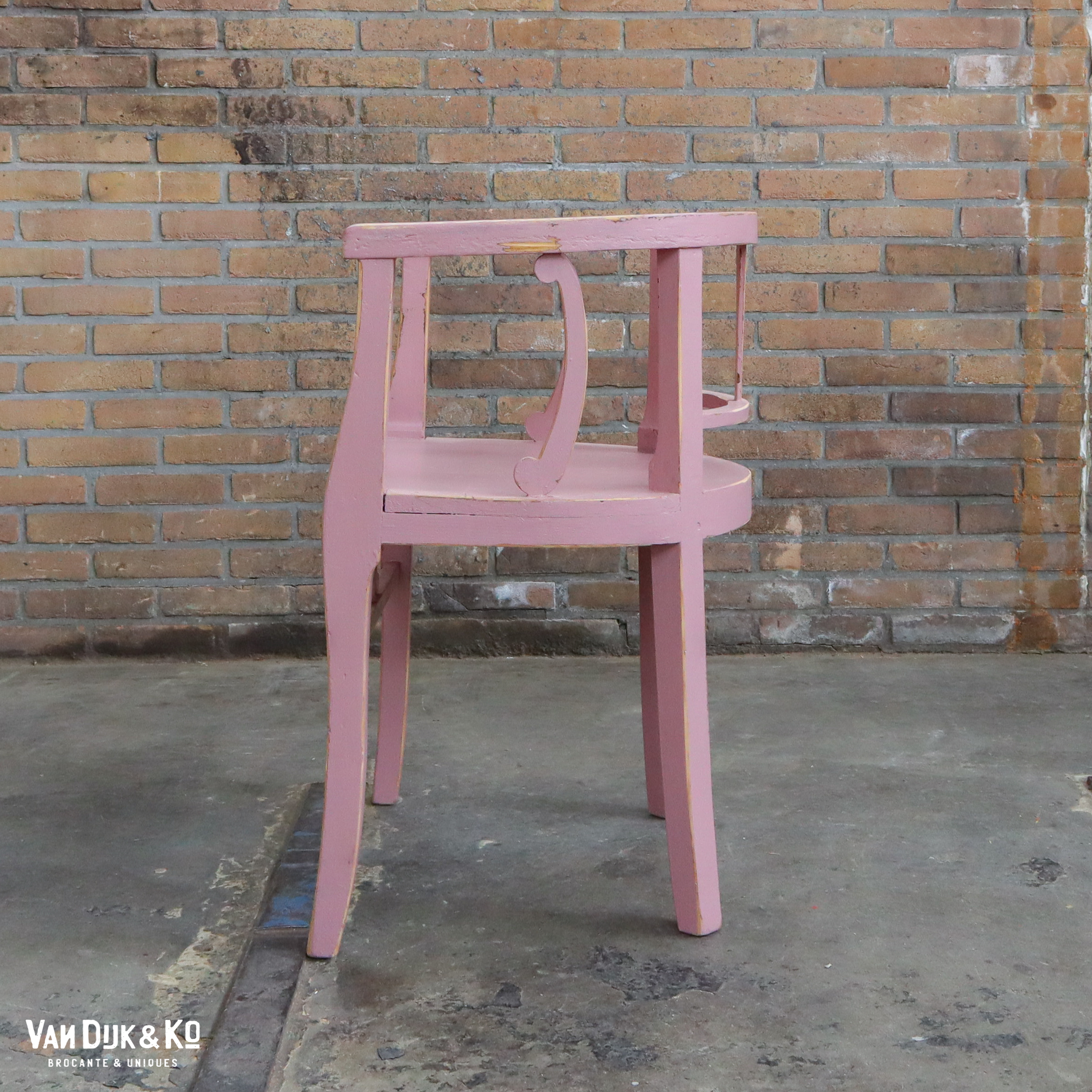 Brocante roze stoel » Van Dijk