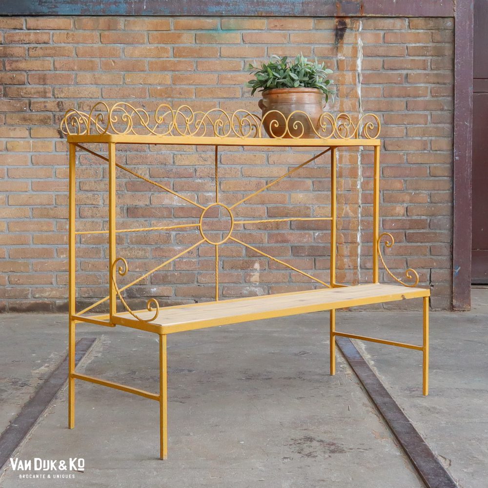 Metalen plantentafel met hout